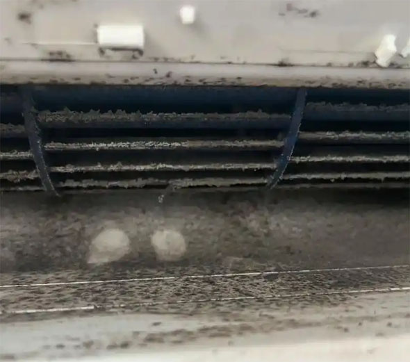 平湖空调吹的风有股烧焦味是怎么回事